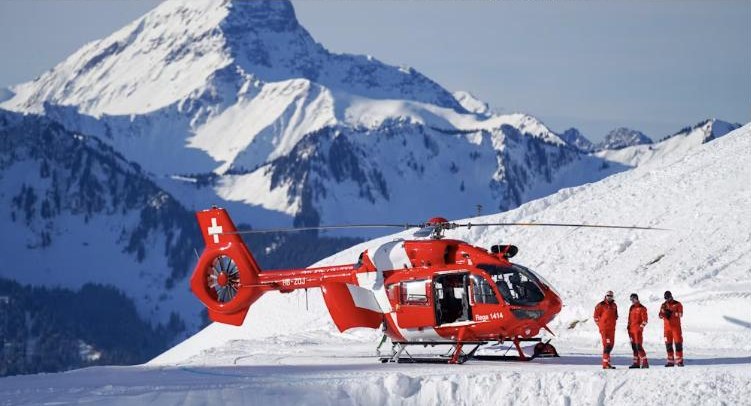 El grupo baja del helicóptero, listo para esquiar
